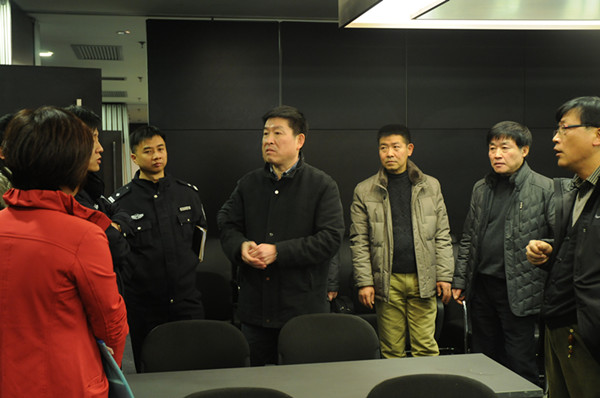 1月14日下午，区人大常委会副主任袁建民到沪东工人文化宫，检查区十五届人大三次会议准备工作