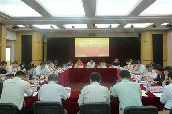 区人大代表视察本区行政审批制度改革情况